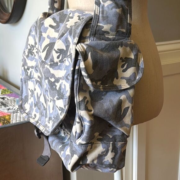L.L.Bean Gray Messenger Travel Bag with Camouflage Design - Picture 6 of 14